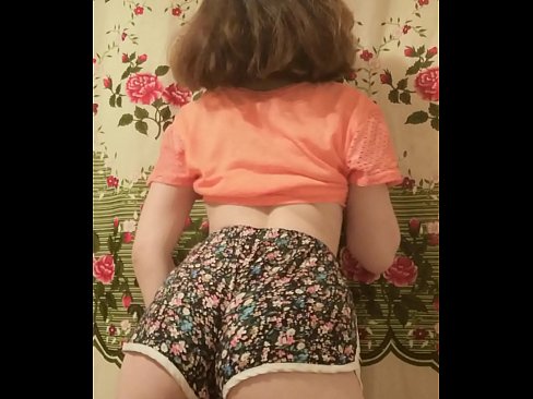 ❤️ Dhallaan yar oo sexy ah oo iska siibaysa surwaalka gaaban ee kamarada ️❌  Galmo ❌️❤